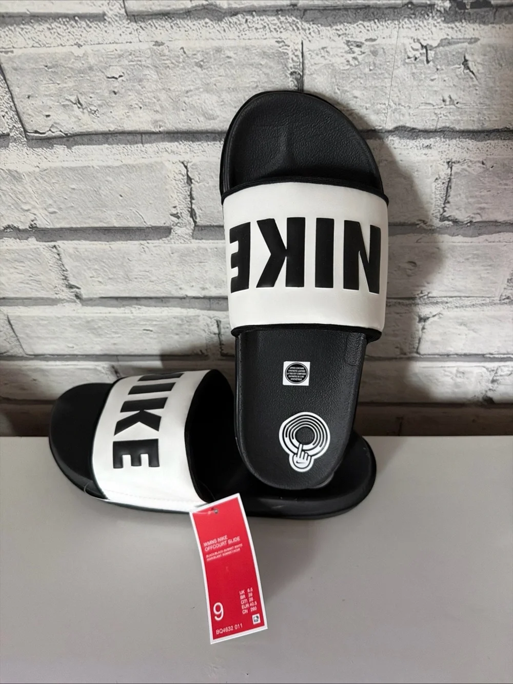 Nike Offcourt Women’s Size 9 Slide Sandals. Black/White. New with Tags.